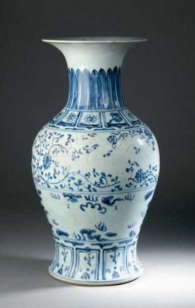 CHINE - de Style YUAN
Vase balustre à col...