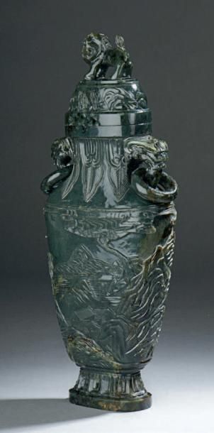 CHINE - Début XXe siècle
Vase en néphrite...