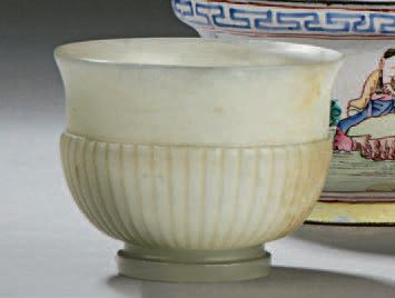 CHINE - XIXe siècle
Bol en néphrite céladon,...