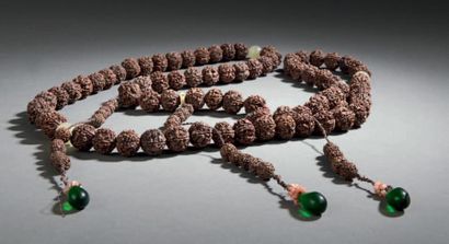 CHINE
Collier de mandarin composé de 80 noix...