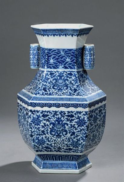CHINE - XIXe siècle

Vase de forme hexagonale...