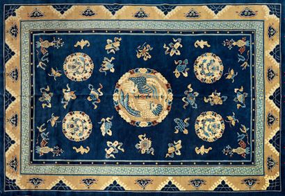 Tapis Chinois Pékin Décor de médaillons,...