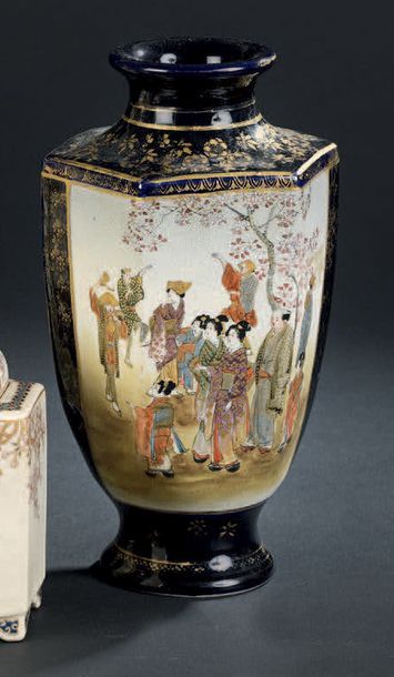 JAPON, Fours de Satsuma - Époque Meiji (1868-1912)

Vase...