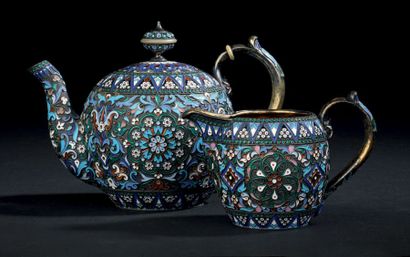 OVCHINNIKOV
Théière et pot à lait en vermeil...
