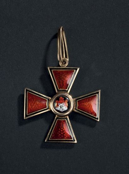 Croix de 3e classe de l'ordre de Saint-Vladimir.
Or,...