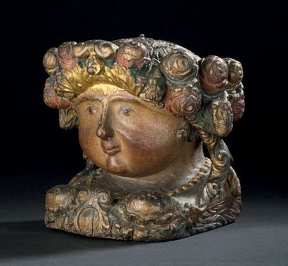 Tête de femme laurée.
Bois sculpté polychrome...