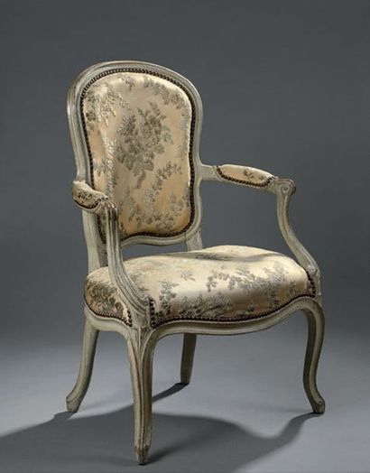 Petit fauteuil en bois laqué mouluré à dossier...