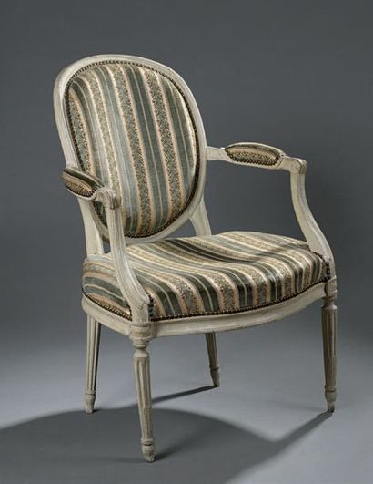 Fauteuil en bois laqué gris, dossier médaillon.
Début...