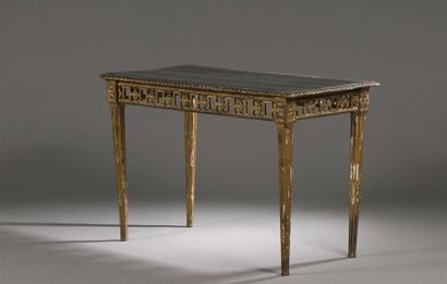 Table en bois redoré et repeinte, la ceinture...