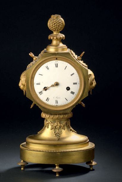 Pendule en bronze doré, le cadran enchâssé...