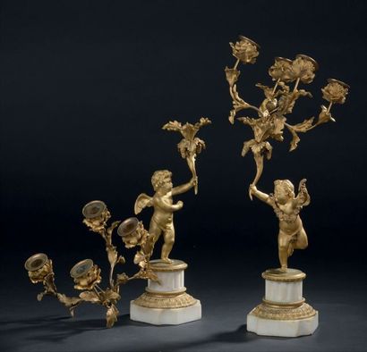 Deux candélabres formant pendants en bronze...