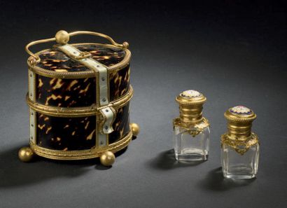 Boîte à sels en écaille et bronze doré le...