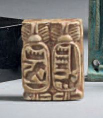 Plaquette biface avec le cartouche de «Menkhéperrê»...