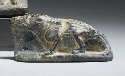 Crocodile Sobek gravé sous son plat d'une...
