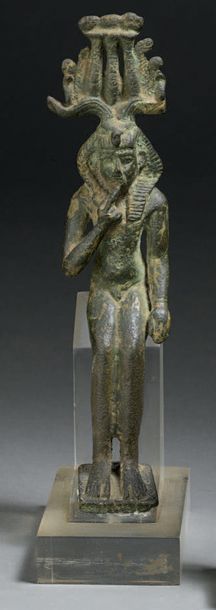 Figurine d'Harpocrate assis. Il est nu et...