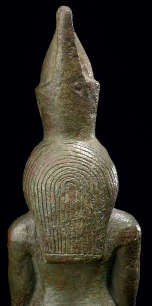 Grande statue d'Horus assis sur un trône....