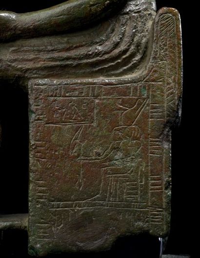Grande statue d'Horus assis sur un trône....