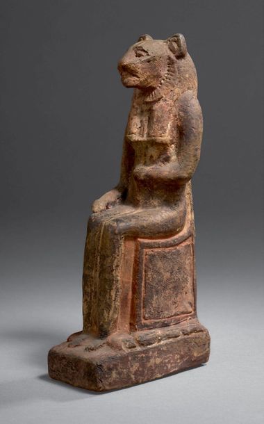 Statuette de Sekhmet assise tenant une fleur...