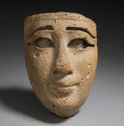 Visage féminin aux yeux et sourcils anciennement...