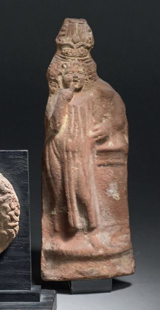 Statuette d'Harpocrate debout accoudé à une...