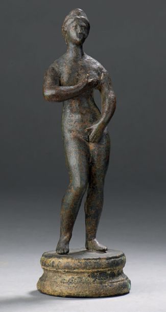 Vénus anadyomène pudique portant un diadème.
Bronze...