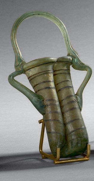 Double balsamaire à anses ponts.
Verre irisé.
Orient,...
