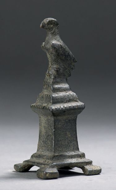 Statuette d'aigle sur une base quadripode...