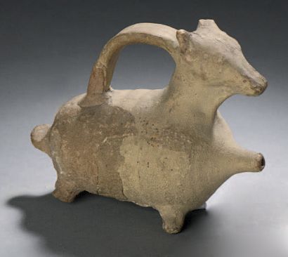 Rhyton en forme de taureau.
Terre-cuite beige.
Levant...