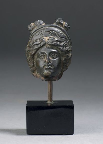 Tête de Junon ou Aphrodite finement gravée,...