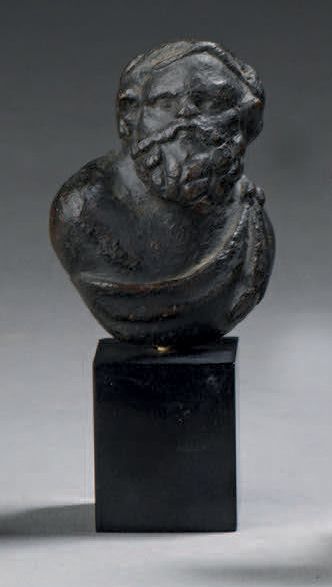 Peson en forme de buste de Silène, un drapé...
