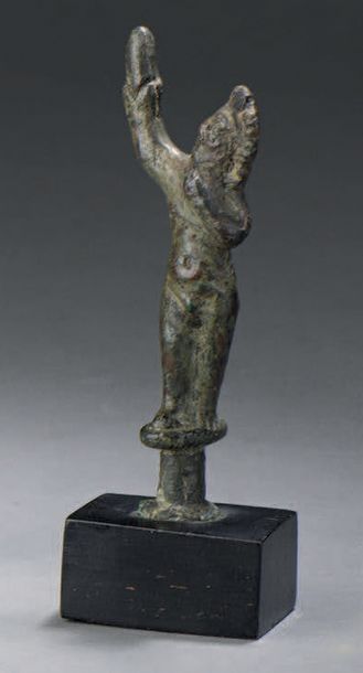 Eros levant le bras droit.
Bronze. Art romain...