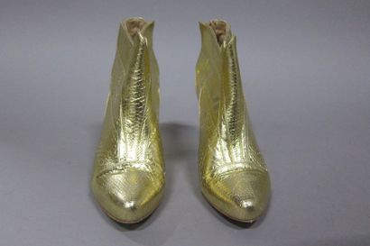 MAJE Paire de boots en cuir or façon reptile....