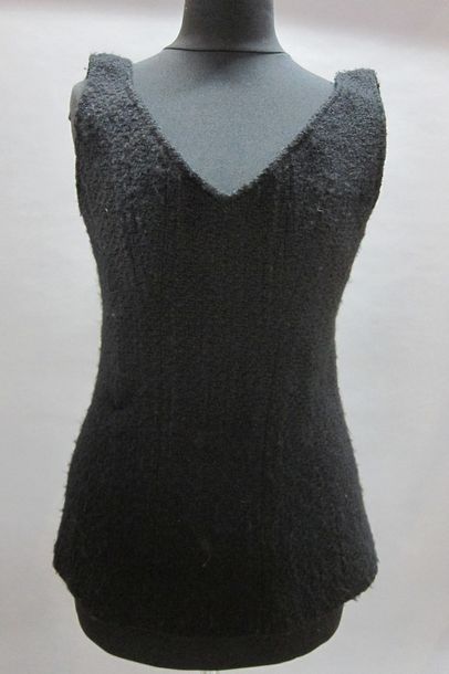 CHANEL : Top en tweed bouclette noir à bretelles,...