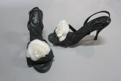 CHANEL : paire de sandales à talons en cuir...