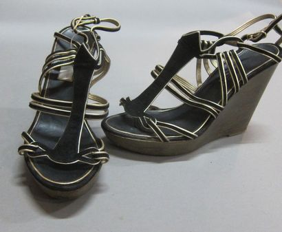 CHANEL : Paire de sandales compensées en...