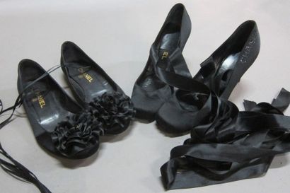 CHANEL : Lot composé d'une paire d'escarpins...