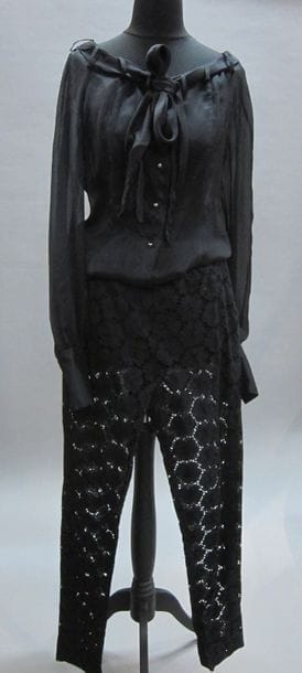 CHANEL : Lot composé d'une blouse en mousseline...