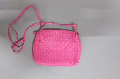 BOTTEGA VENETTA : Sac 25 cm en cuir tressé...