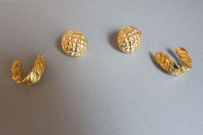 GIVENCHY : Lot composé de 2 paires de boucles...
