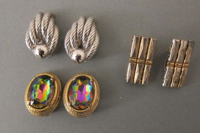 SCHIAPARELLI : Lot de trois paires de clips...