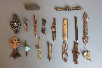 Anonyme : Lot de 17 broches de formes baguettes...
