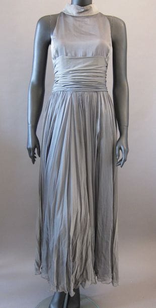 CHLOE 

Robe en mousseline et crêpe gris...