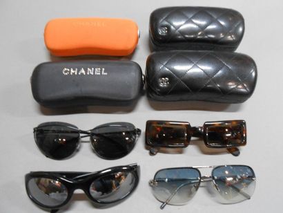 CHANEL : Lot composé de 4 paires de lunettes...