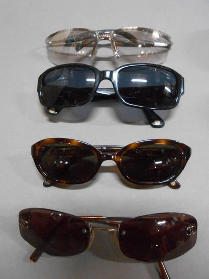 CHANEL : Lot composé de 4 paires de lunettes...