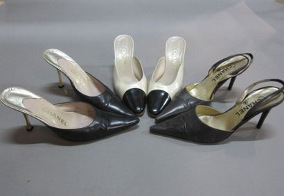 CHANEL : Lot composé de 2 paires de mules...