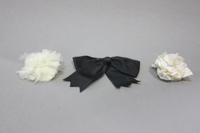 CHANEL : lot composé d'un noeud de défilé...