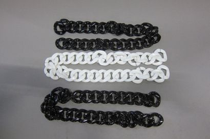 CHANEL : important lot de chaînes en composite...