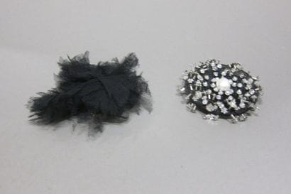 CHANEL : lot de 2 broches de défilé en tulle...