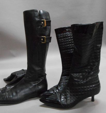 CHANEL : Lot composé de 2 paires de bottes...