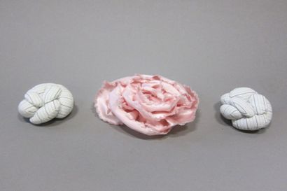 CHANEL : lot composé de 3 broches de défilé...